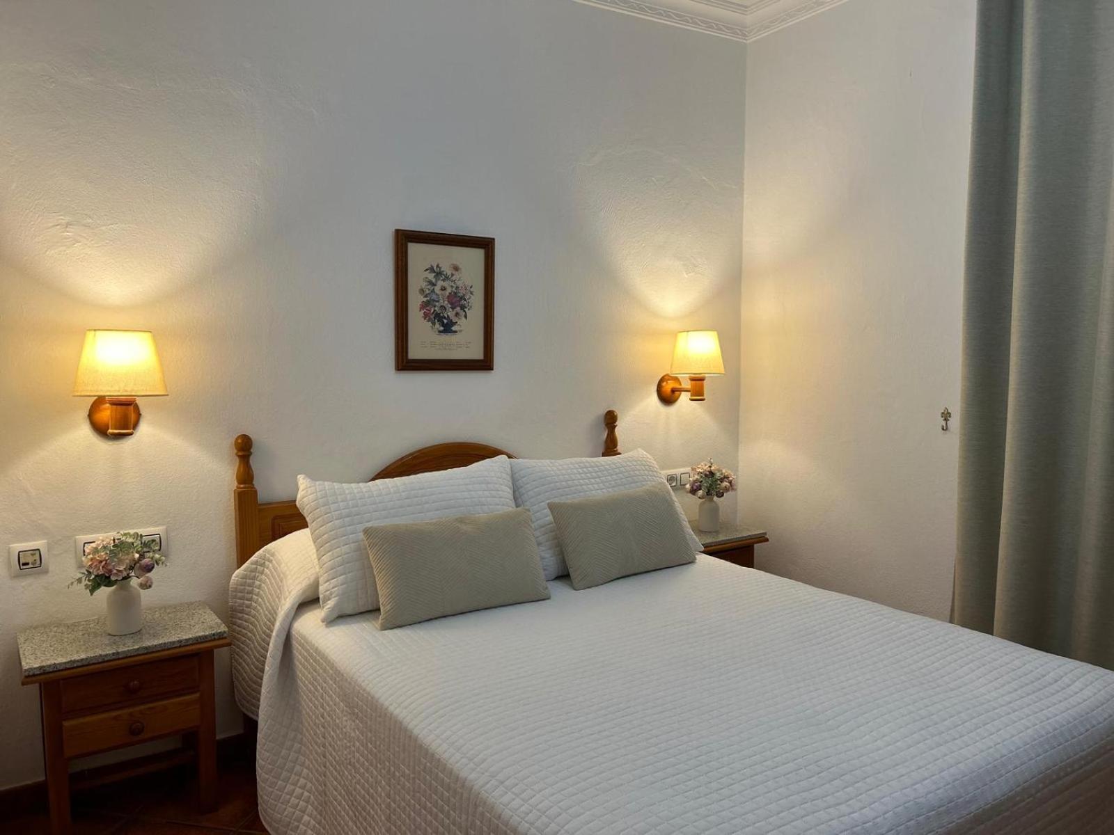 Hostal Los Mellizos 콘일데라프론테라 외부 사진 A bedroom at the hotel